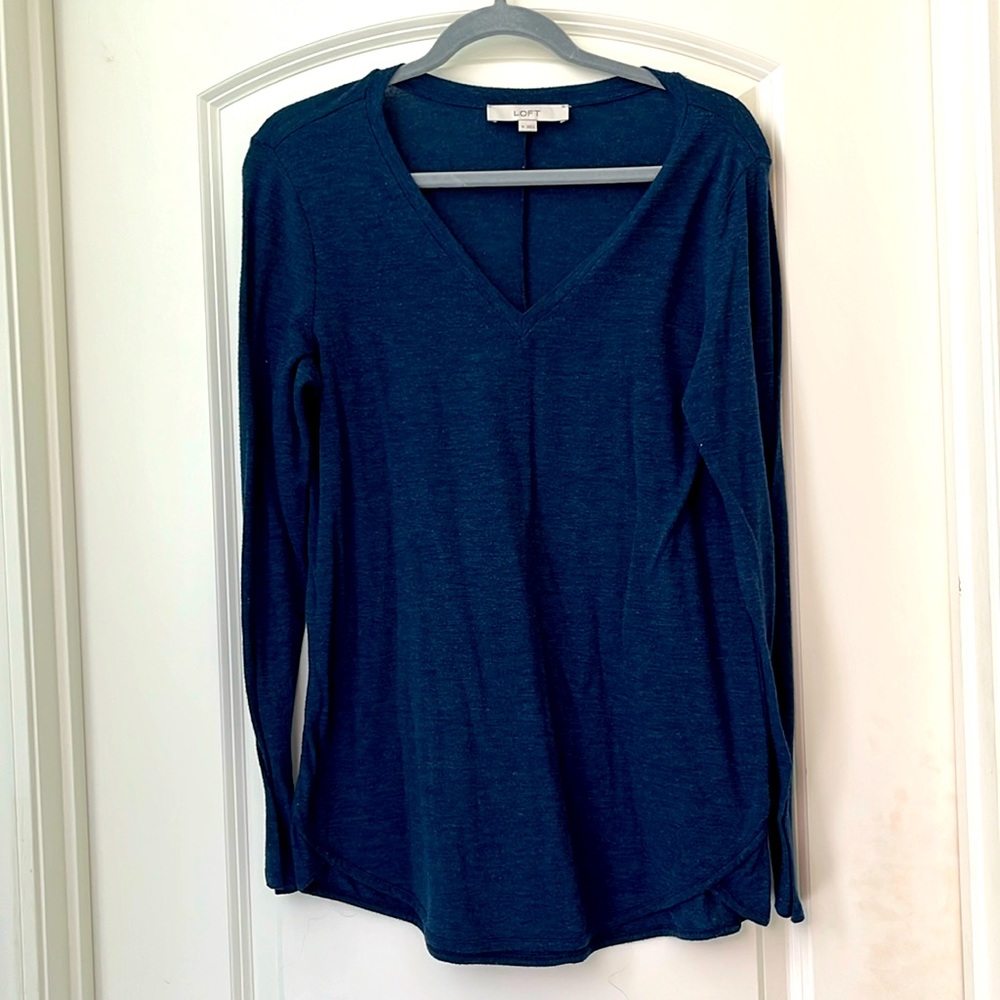LOFT Medium lightweight sweater/tee in dark blue. Legging length.